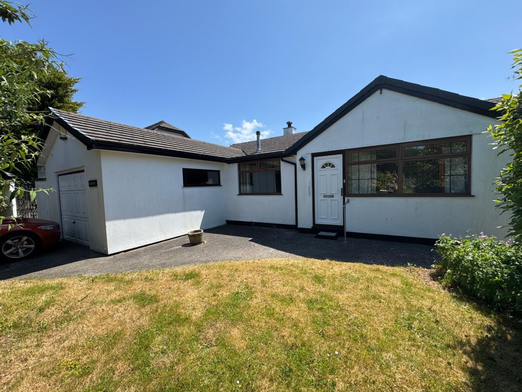 Lot: 130 - DETACHED BUNGALOW WITH GARDENS AND PARKING REQUIRING IMPROVEMENT - Front elevation and partial garden